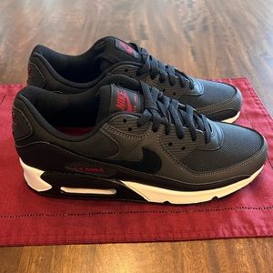 NWOT NIKE AIR MAX 90